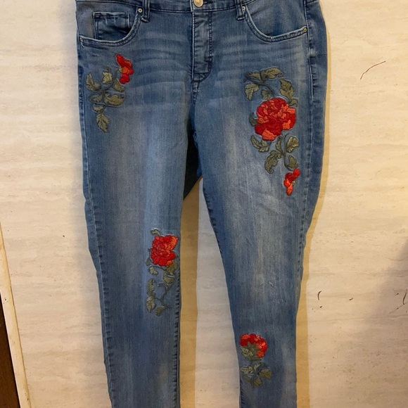 Vintage America Blues Denim - Vintage America Blues
Boyfriend Fit Jeans Rose
Embroidered Size 10
Stretchy